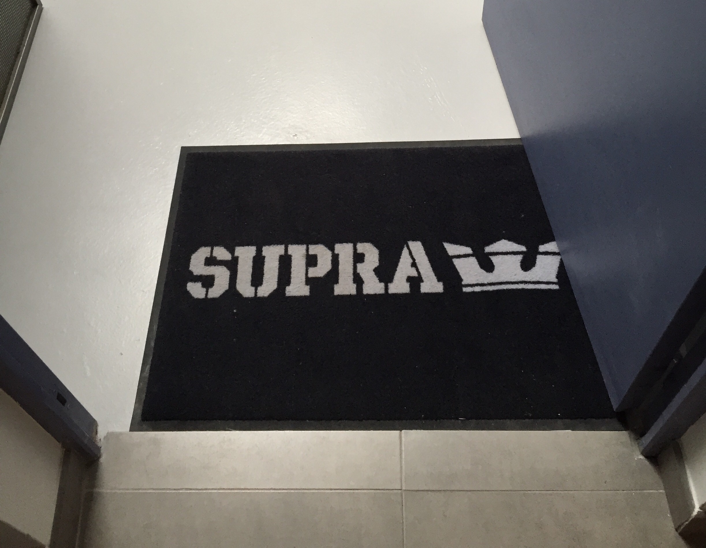 Visite chez Supra Footwear à Bidart.