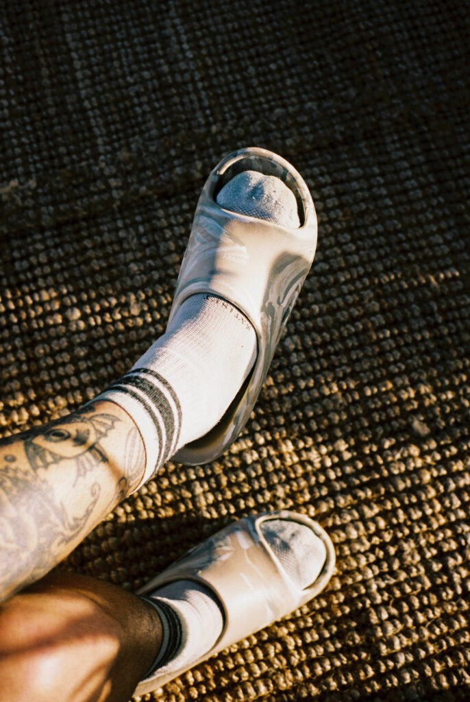 Orientée confort et récupération, Satisfy dévoile sa collaboration avec Crocs sur la Mellow Slide