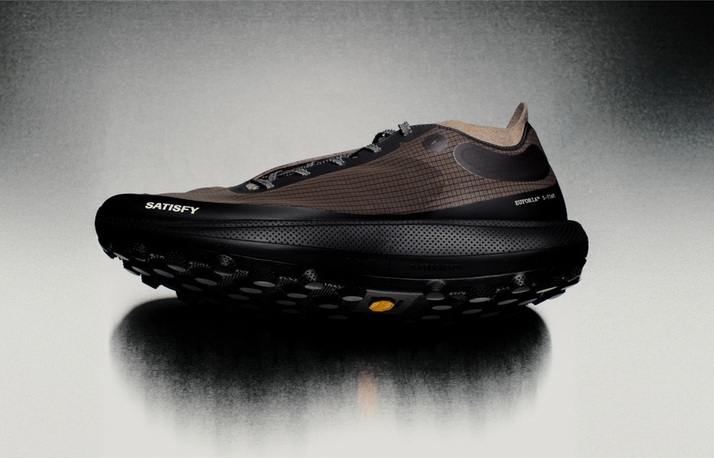 image : theROCKER de Satisfy, une paire de trail running marron vue de coté