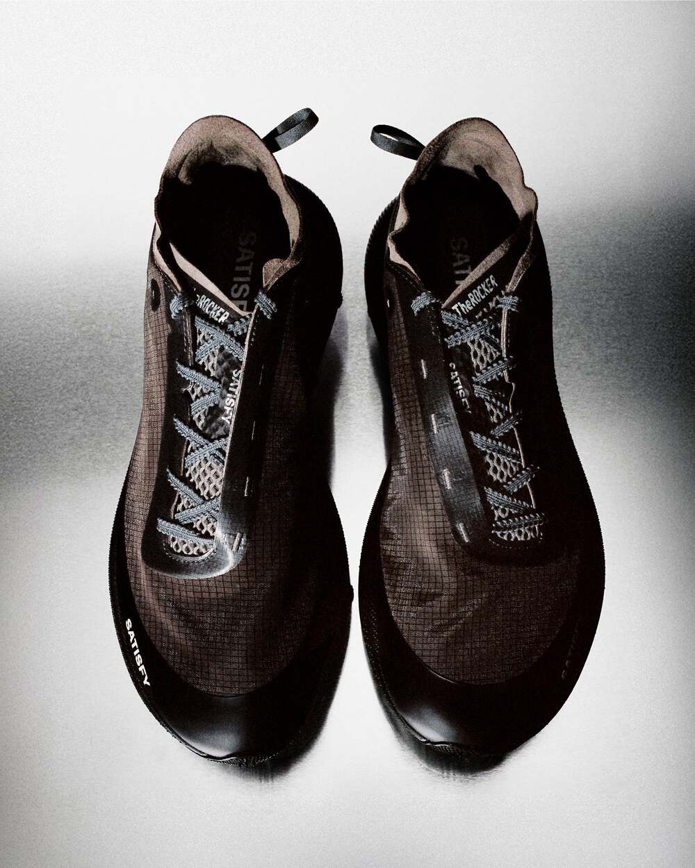 image : theROCKER de Satisfy, une paire de trail running marron vue de dessus !