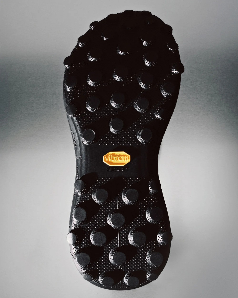 image : theROCKER de Satisfy, une semelle avec des picots de la marque vibram sur une chaussure de trail