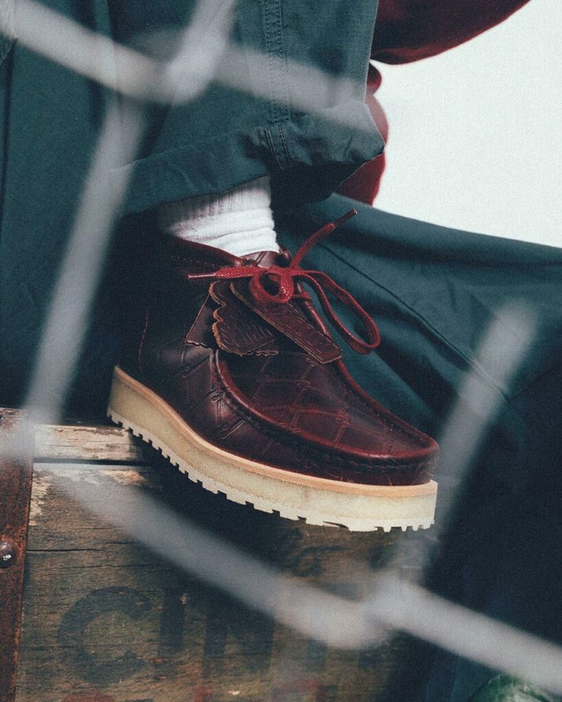Clarks et Starcow livrent une Wallabee Scout bordeaux inspirée par NYC et le workwear.